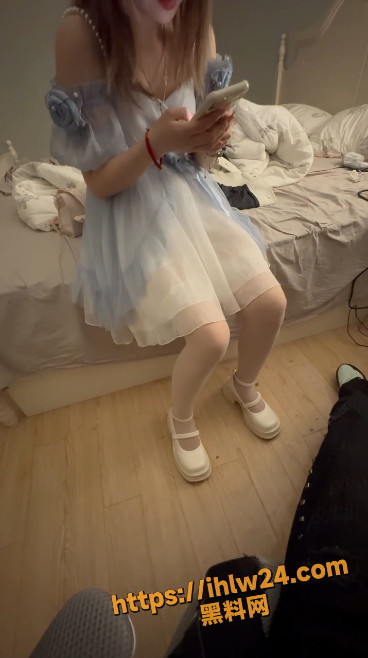 反差学生妹与自己同校学长玩羞羞的事 还故作害羞的戴上眼罩 可叫声却出卖了她内心真实的想法