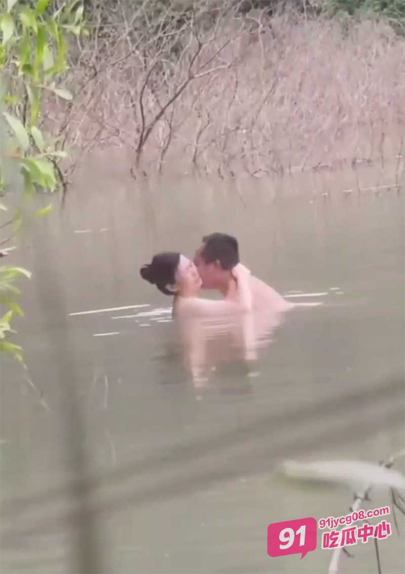 温泉湖成大爷大妈偷情圣地？水中打炮完美解决！ 配图2