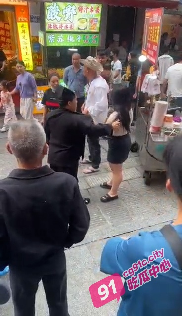 湖南道士下山和妇女大战 因摊位争议双方大打出手 出家人是出仕还是入世俗