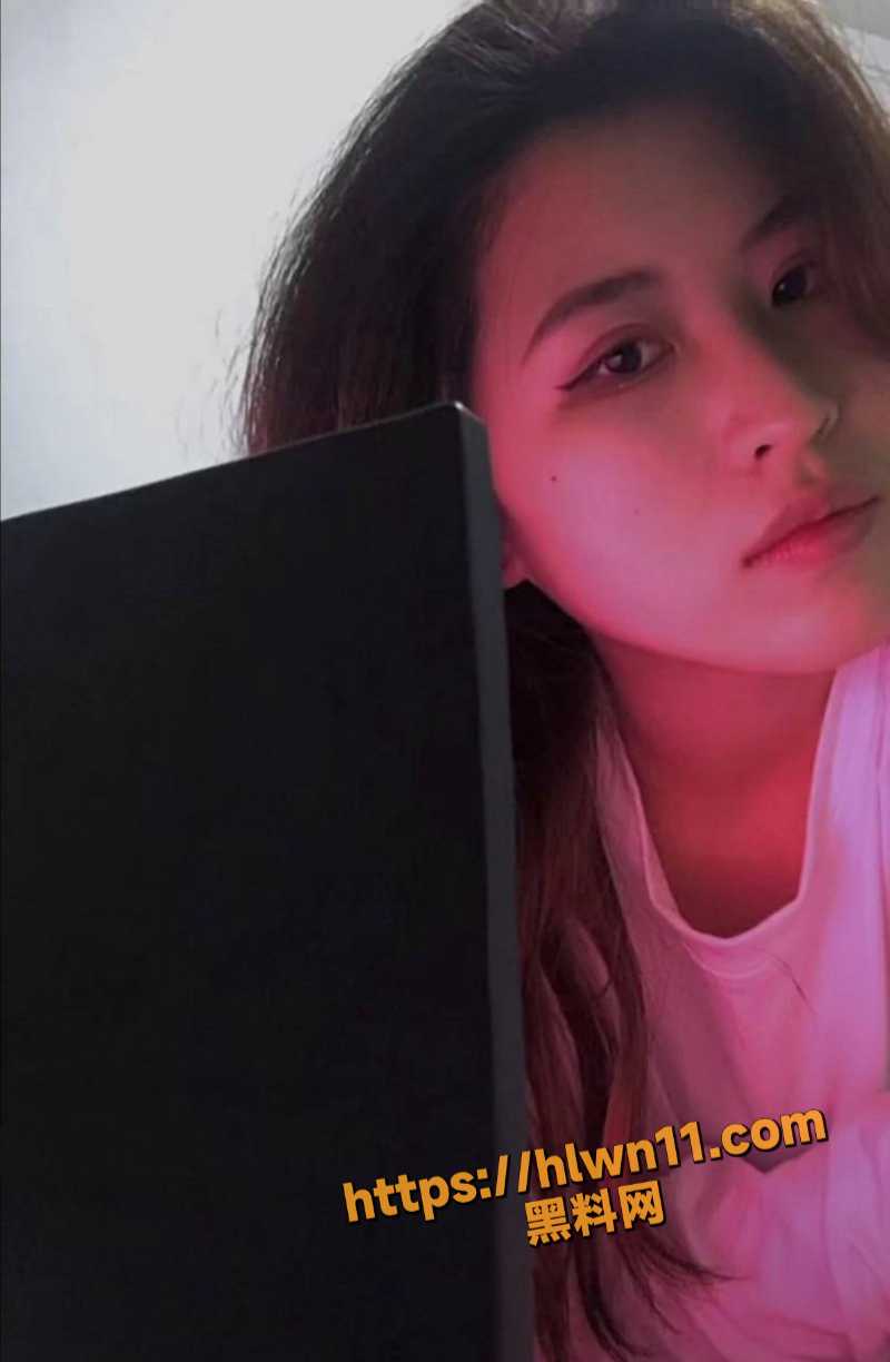 渣男不仅香 渣男还能让我流白浆 超有韵味的反差骚母狗前女友 男友干的她喷水的视频被男友泄密流出！