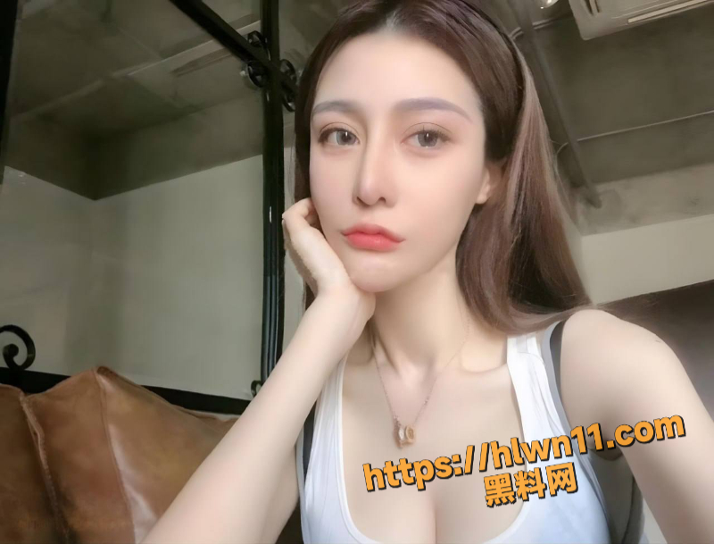 老色批你的大奶来了 高颜值巨乳美女的大尺度自慰福利视频 粉嫩的大奶像奥迪A8的车灯一样的亮眼！