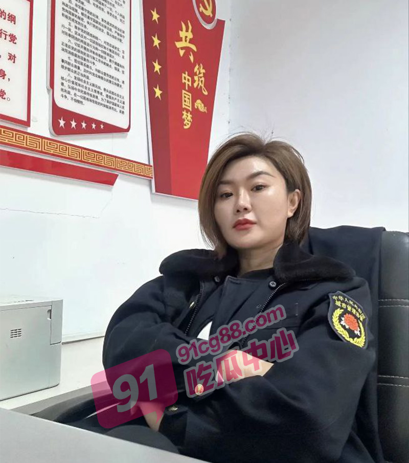 辽宁鞍山街道办女城管 张春梅 为了上位给领导又吹又舔 你小声点 外面都听到了
