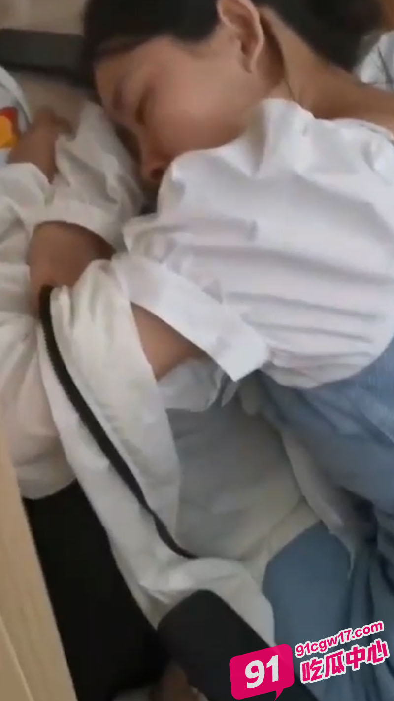 大学校园图书馆 女大学生被猥亵偷拍视频流出 女子睡着后被色狼伸手袭胸 配图5