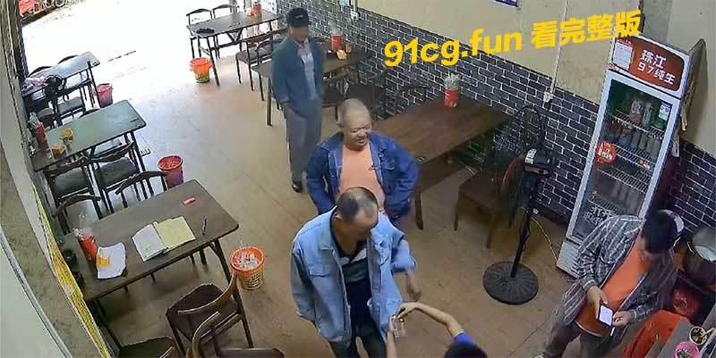 言教不如身教 小伙子见爸爸厨房忙 机灵接待客人留下所有客户带财回家