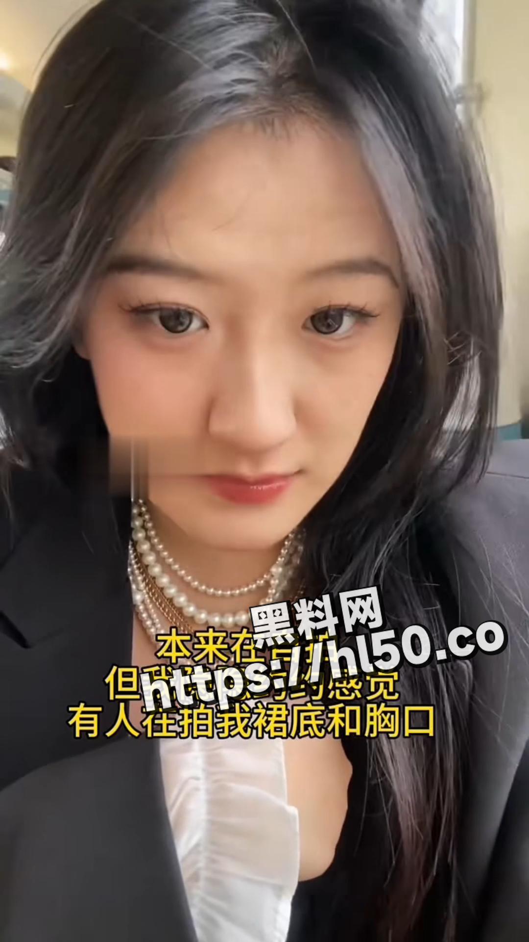 列车上被精神小伙抄底偷拍 找家长理论 反被家长一顿骂！