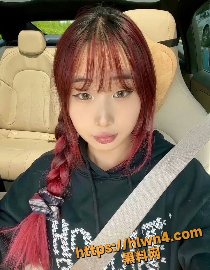 喜欢被颜射的母狗 美女反差大学生和男友自拍性爱视图 分手后被渣男爆出！