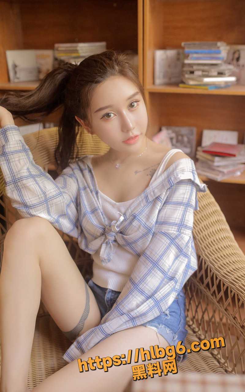 两名极品巨乳站街女 街头斗奶 只要哪个最大客人才会跟谁走 把选妃玩得明明白白的!