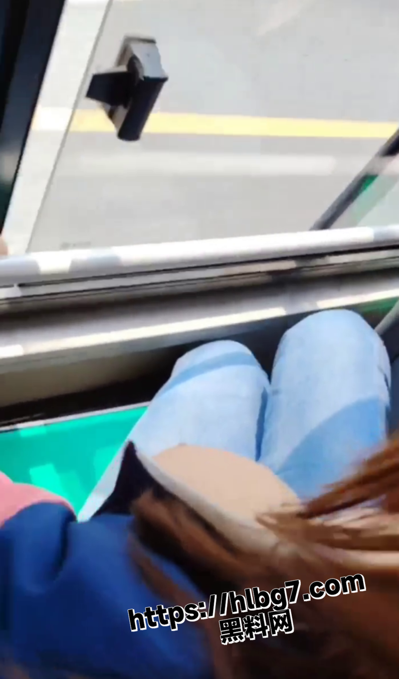 现在的年轻人太会玩了！大奶子对着窗户给外面路人看 不得不说这奶子确实大啊