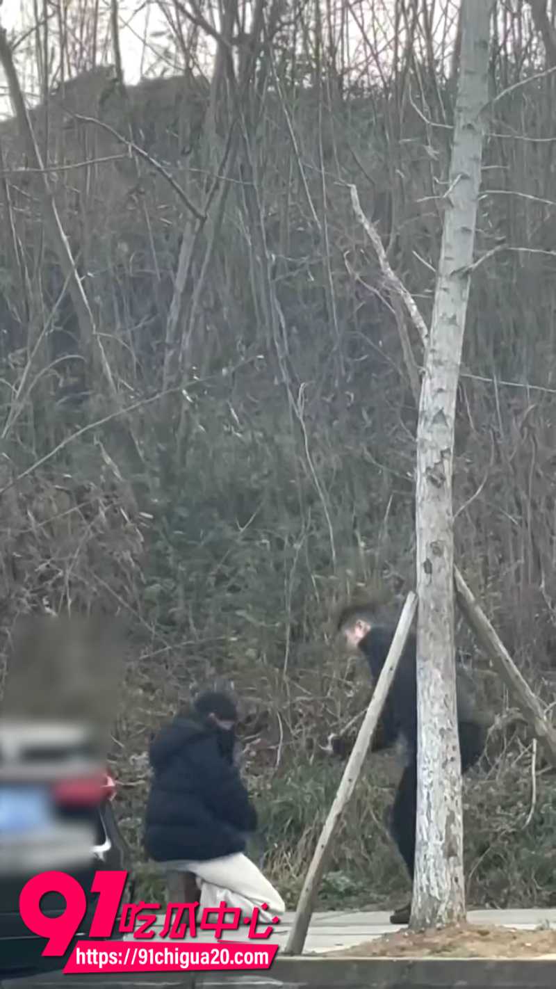 女子跪地向宝马车主求饶6