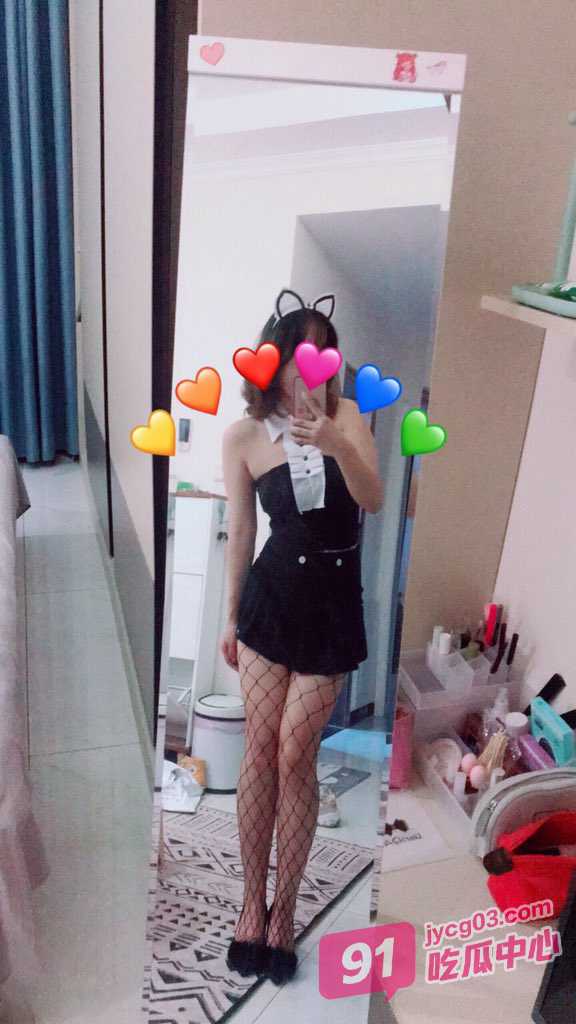 绿帽大神Mrs Unique实录！娇妻竟成听话性奴！撅着屁股任人玩～ 配图2