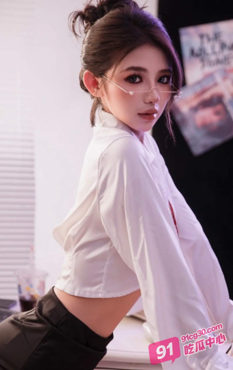 叮！您的骚秘书上班打卡成功！极品女秘书被老板当成“班”上 办公桌上激情play！