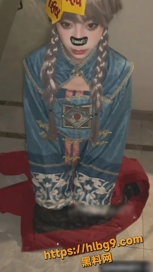 小二先生创可贴贴 道士后入小僵尸 美乳白丝cos，客厅狂欢，禁忌肉戏炸裂！