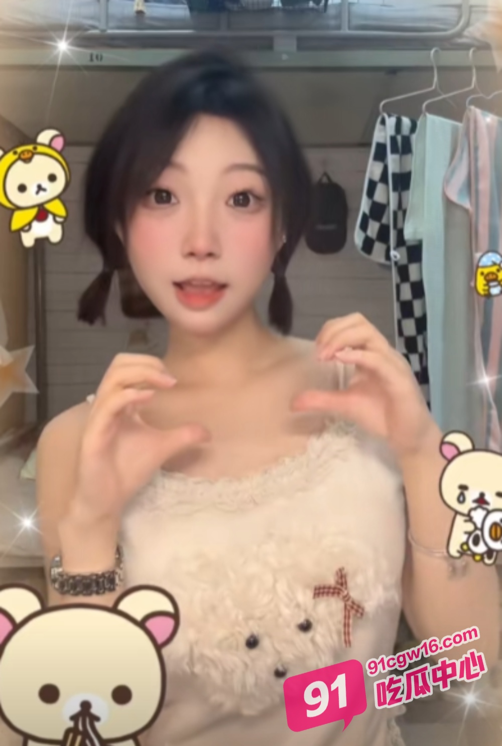 抖音主播丫丫br连麦网友 遭调戏骚逼户型 妹子一脸娇羞：下播偷偷给你看！ 配图2