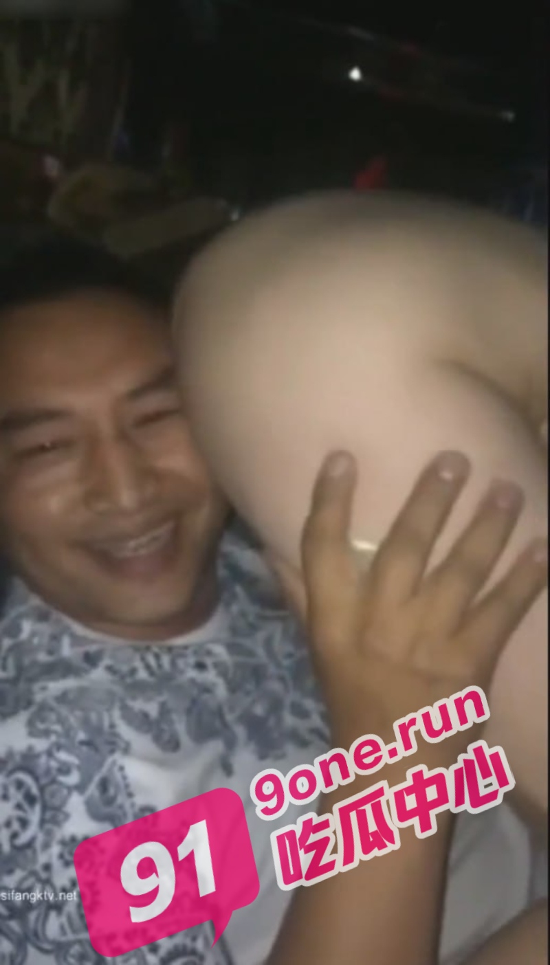 重庆拖鞋场淫乱KTV 倒立口交吃鸡巴 抱起来猛操视频流出