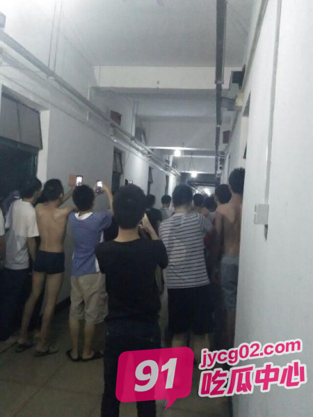 校规引爆学生怒火！广东肇庆技术学院教学楼遭打砸！场面混乱！ 配图4
