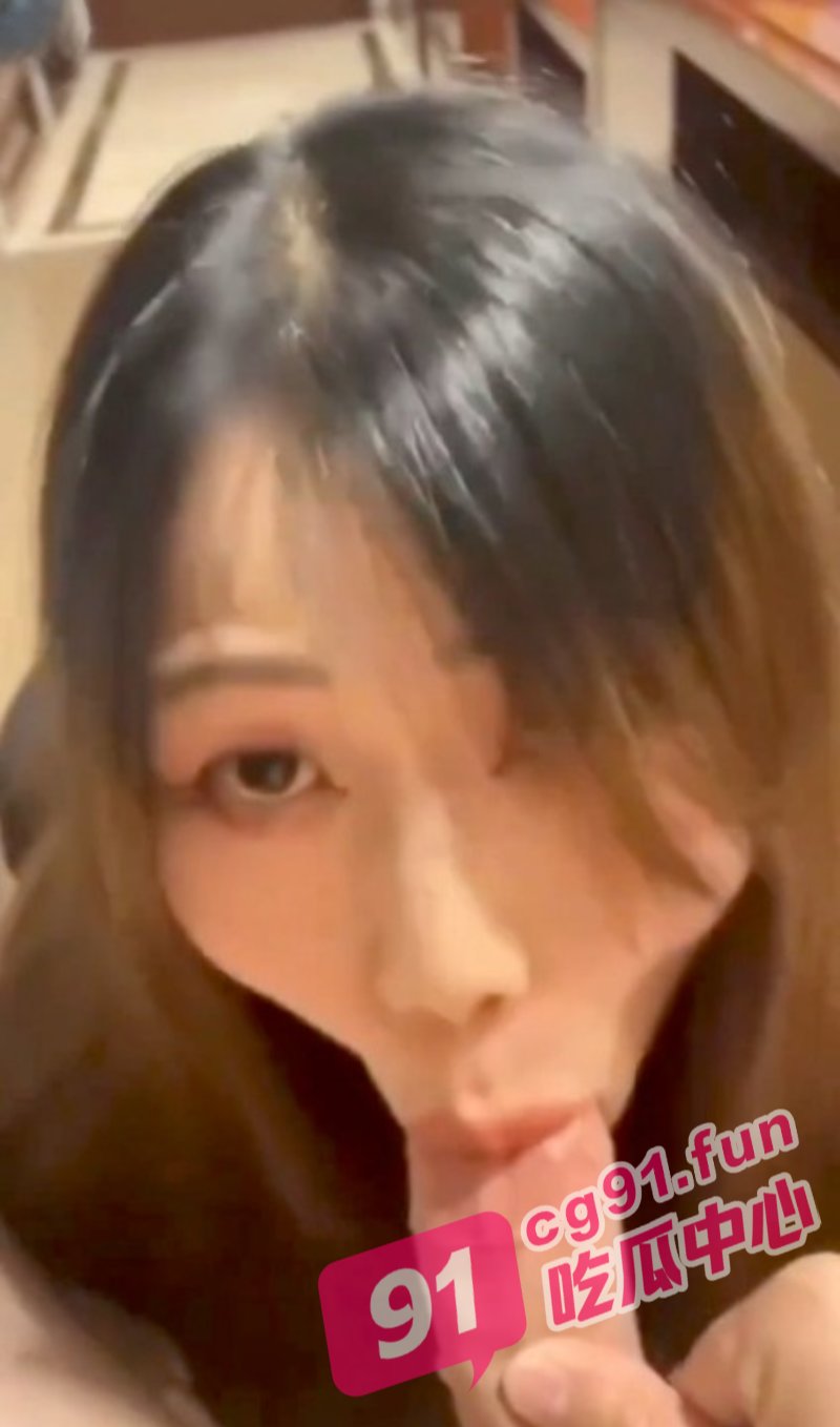 熟女的诱惑!淫荡少妇给老板深喉跪舔 颜射后还要清理工具!
