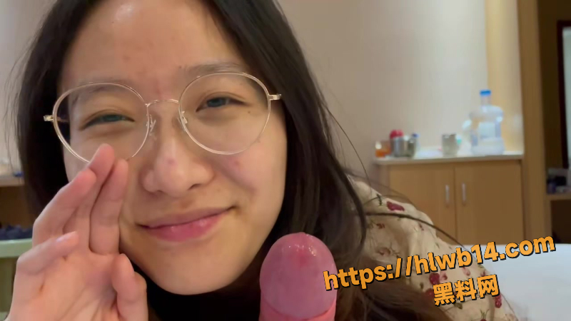 情侣露出拍摄曝光 女友主动口交互动 表情自然充满诱惑 淫荡欲望反差到极致！