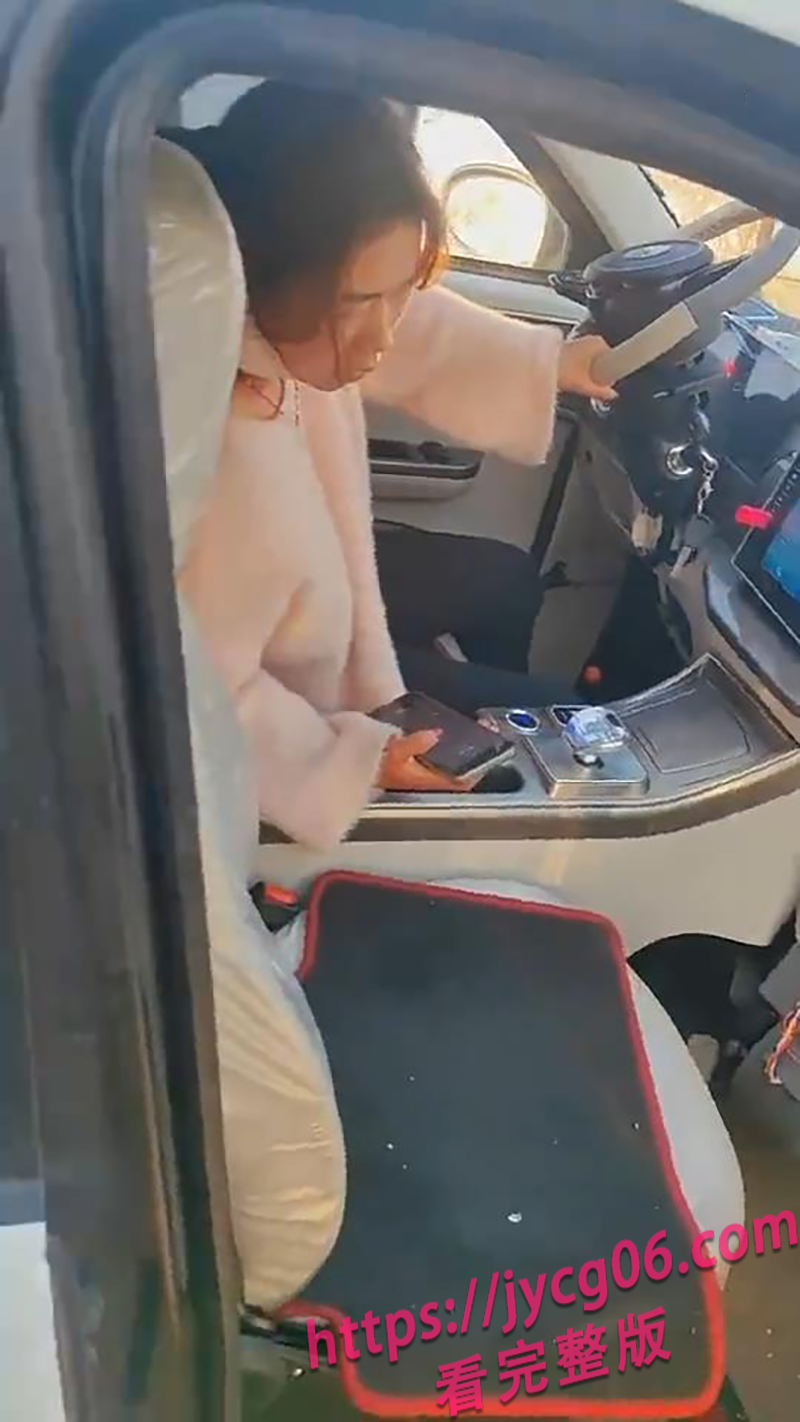 河南母子车祸被困！路过小哥徒手撬门救出母子全网点赞！ 配图4