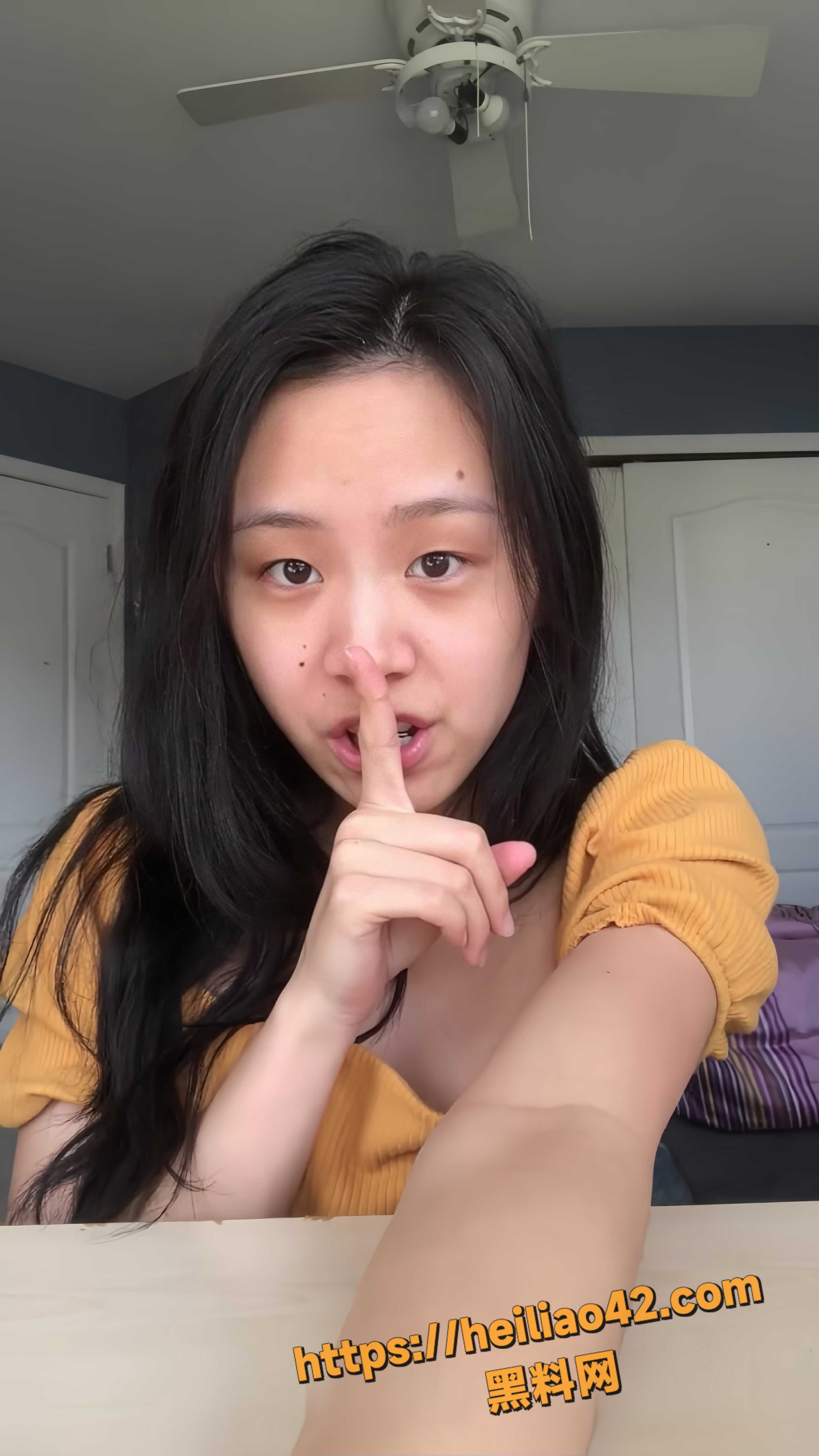 OnlyFans极品反差婊 完美身材激情自慰 手指深入抠逼 高潮来临淫水喷溅！