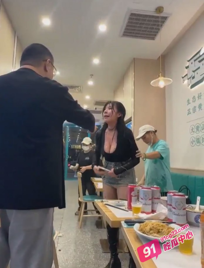 大黄山小混沌妹子大战 店内大打出手奶子乱晃 妹子直接被爆头！ 配图2