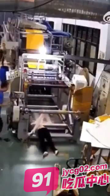 慎入！越南小伙违规操作被卷进机器 短短5秒全身骨头断裂 配图4