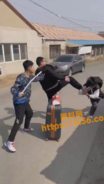 小伙赤手空拳 1V2 毫不畏惧 越战越勇 最后竟然打的对方不敢还手