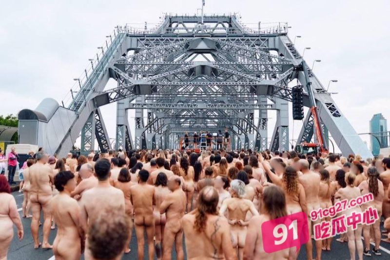 澳大利亚布里斯班大型群裸事件 5500名裸体男女出街 在Story Bridge桥上摆出各种姿势！ 配图3