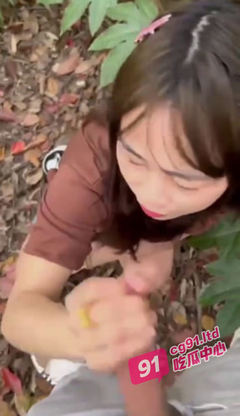 鸡巴都被撸冒烟了 拉着胆小的学妹进后山 又紧张又刺激