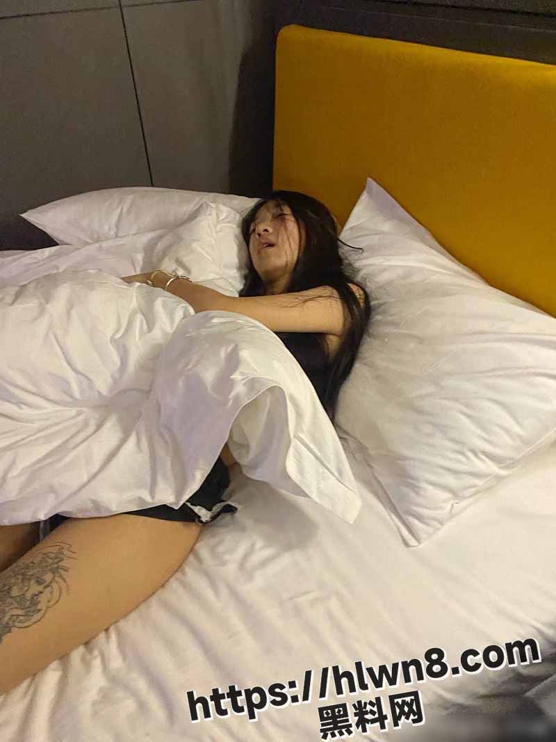 趁女友睡着之际偷拍不雅视频 睡得这么死 往嘴里射精都不知道！我不相信这没下药！