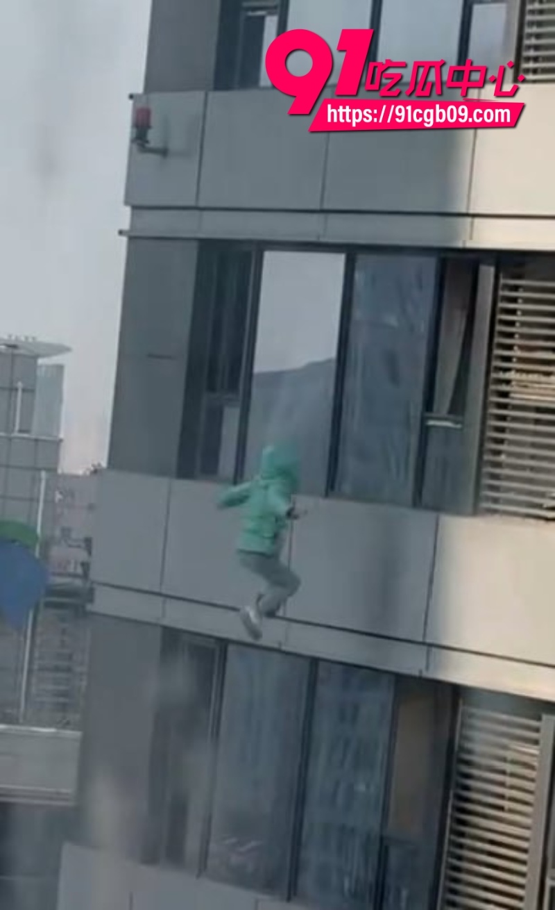 实拍跳楼！河北绿色外套少年高楼一跃坠亡全程4