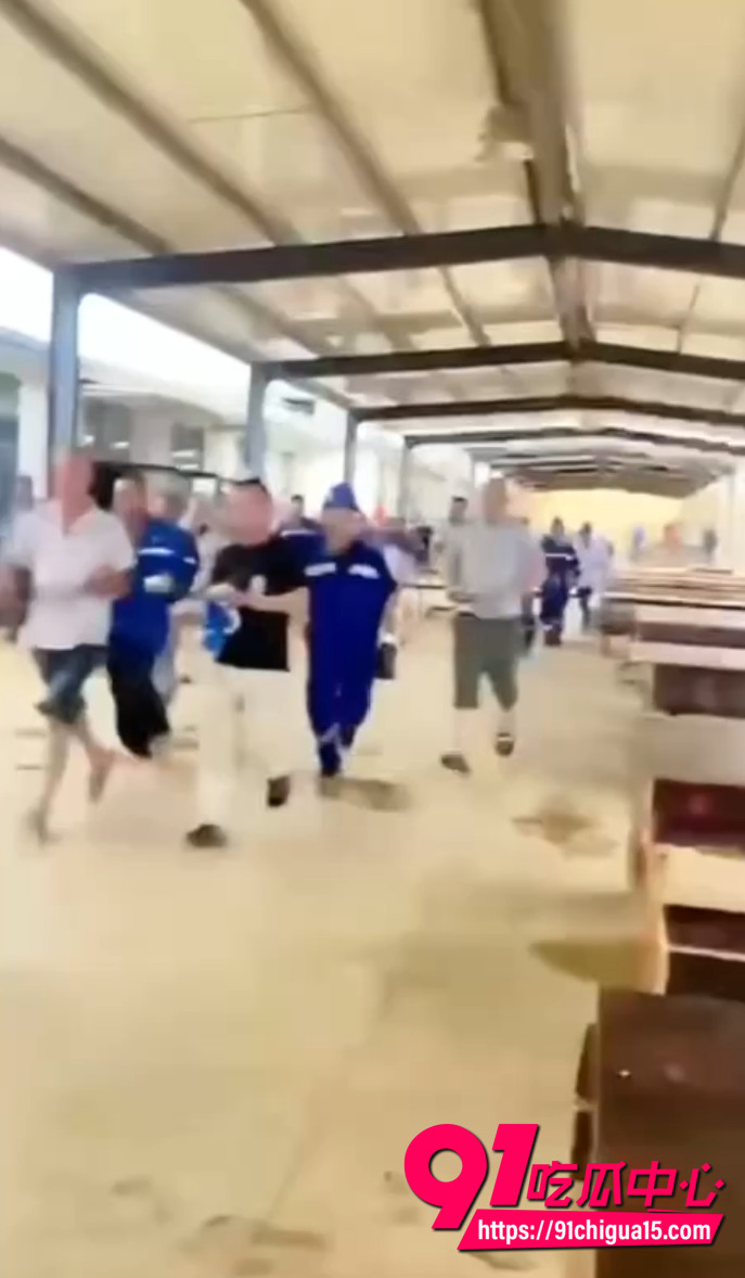海外工地冲突工人逃离现场2