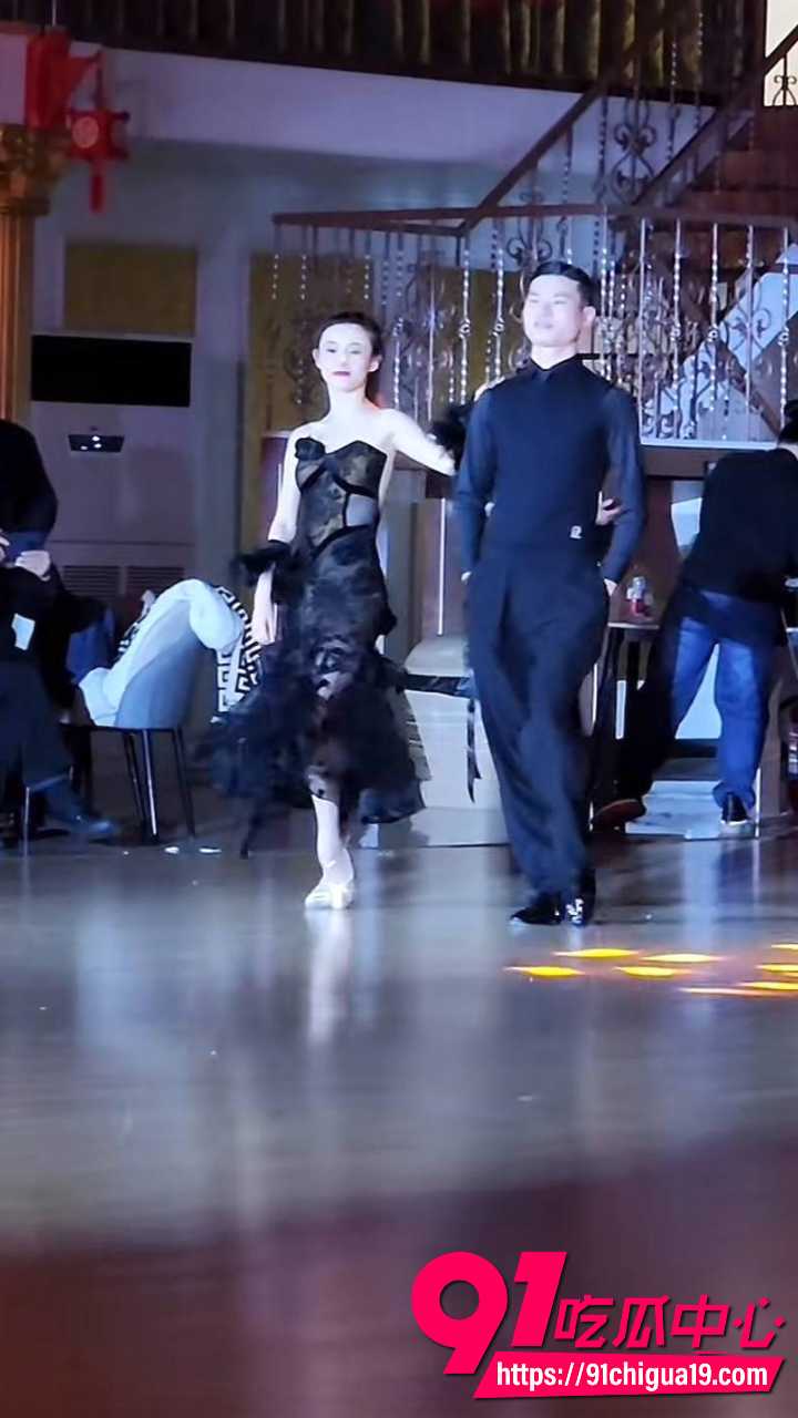 新婚少妇孙淼迷晕老公后跟债主当面开干3 新婚少妇孙淼迷晕老公后跟债主当面开干3