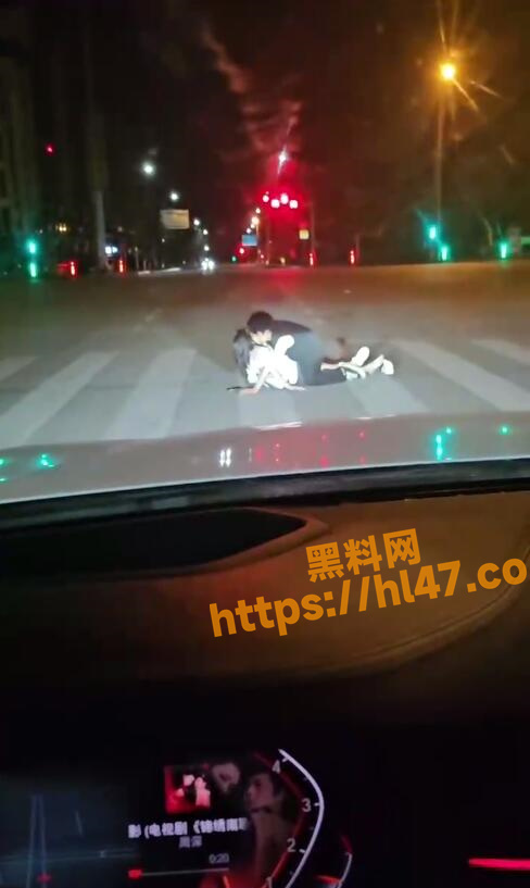 疑似美少女被下春药 带去宾馆的路上药效发作 将计就计马路上开始调情！