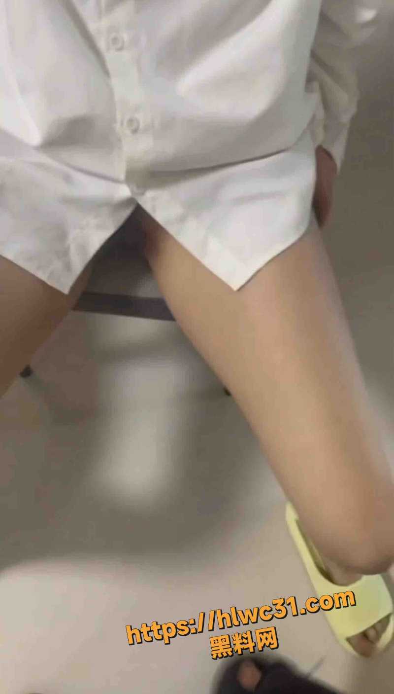 偷拍美眉日常 在家不穿内裤 白色衬衫光着屁股到处晃 被突然后入猛操