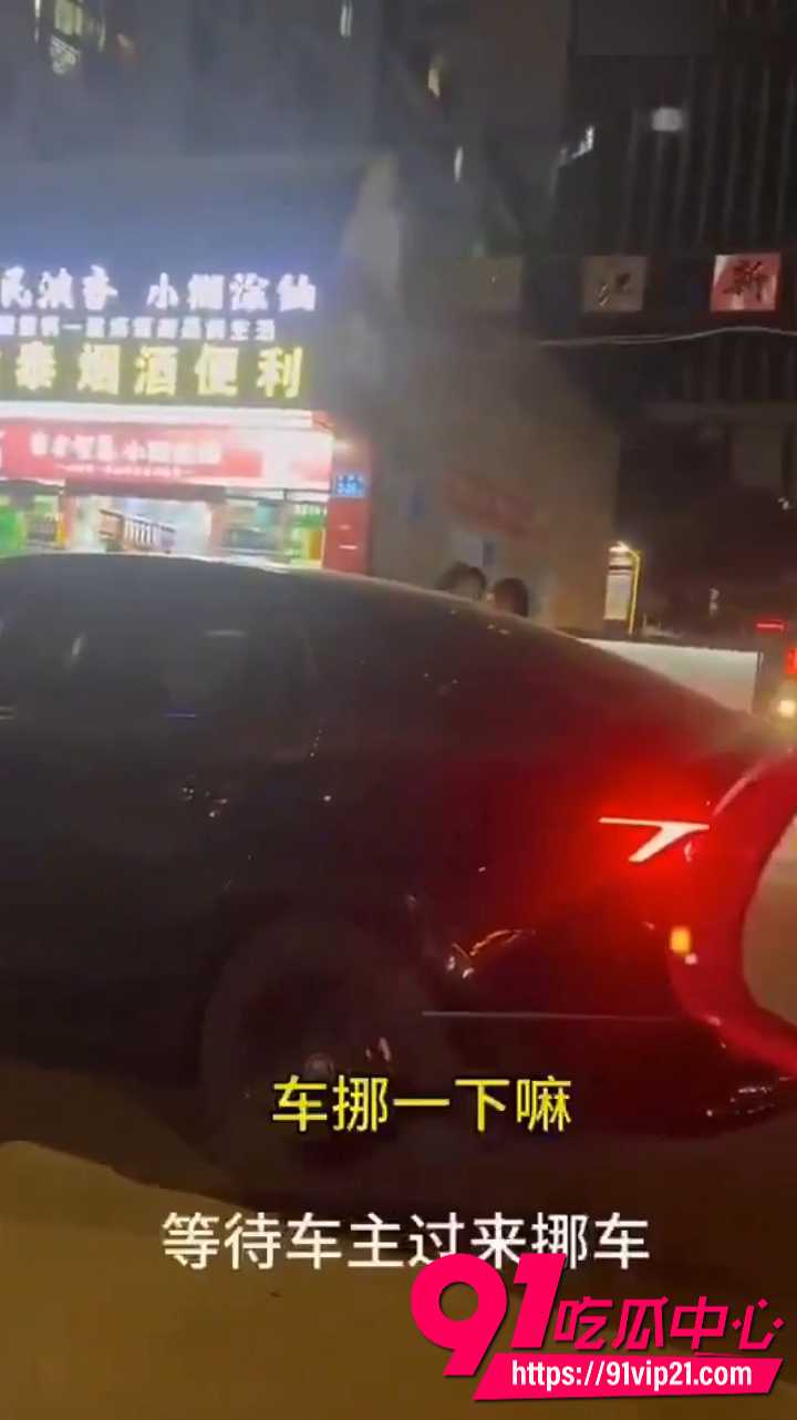 小区门口违规占道被居民要求挪车 男子瞬间破防口出狂言 手表28万股权5000万新版我爸是李刚炫富