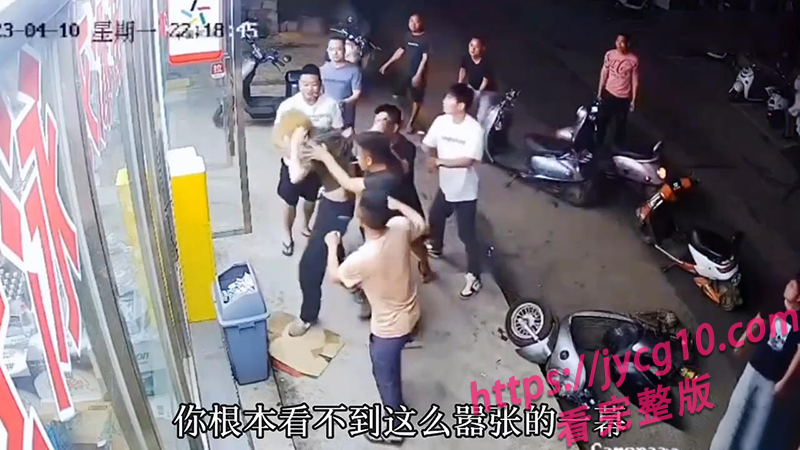 超市门口突发冲突！醉酒男子围堵服务员监控全程曝光 配图2