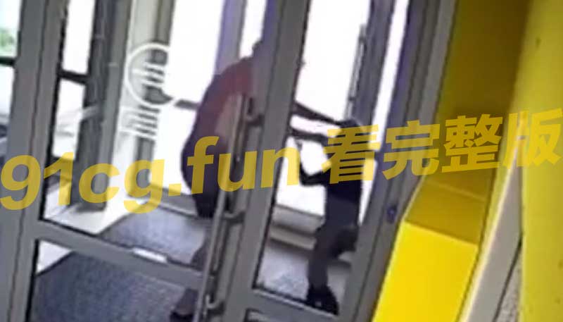 妇人抓小孩头部 无情暴打监控流出 网友热议小孩长大你就知道了