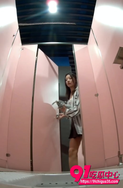 女厕偷拍 2 女厕偷拍 2