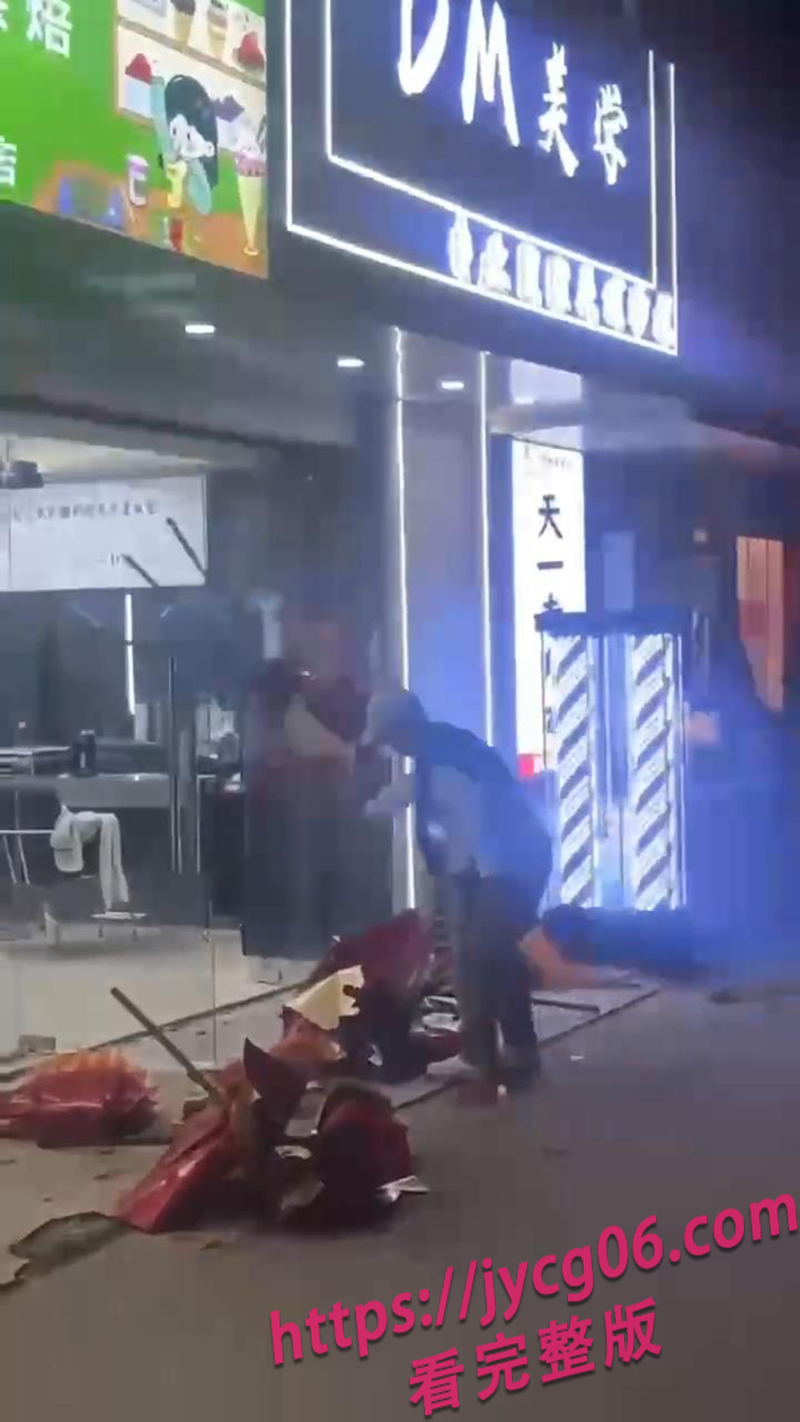 安徽某理发店开业当天被大姨砸店！真相令人直呼爽快！ 配图2