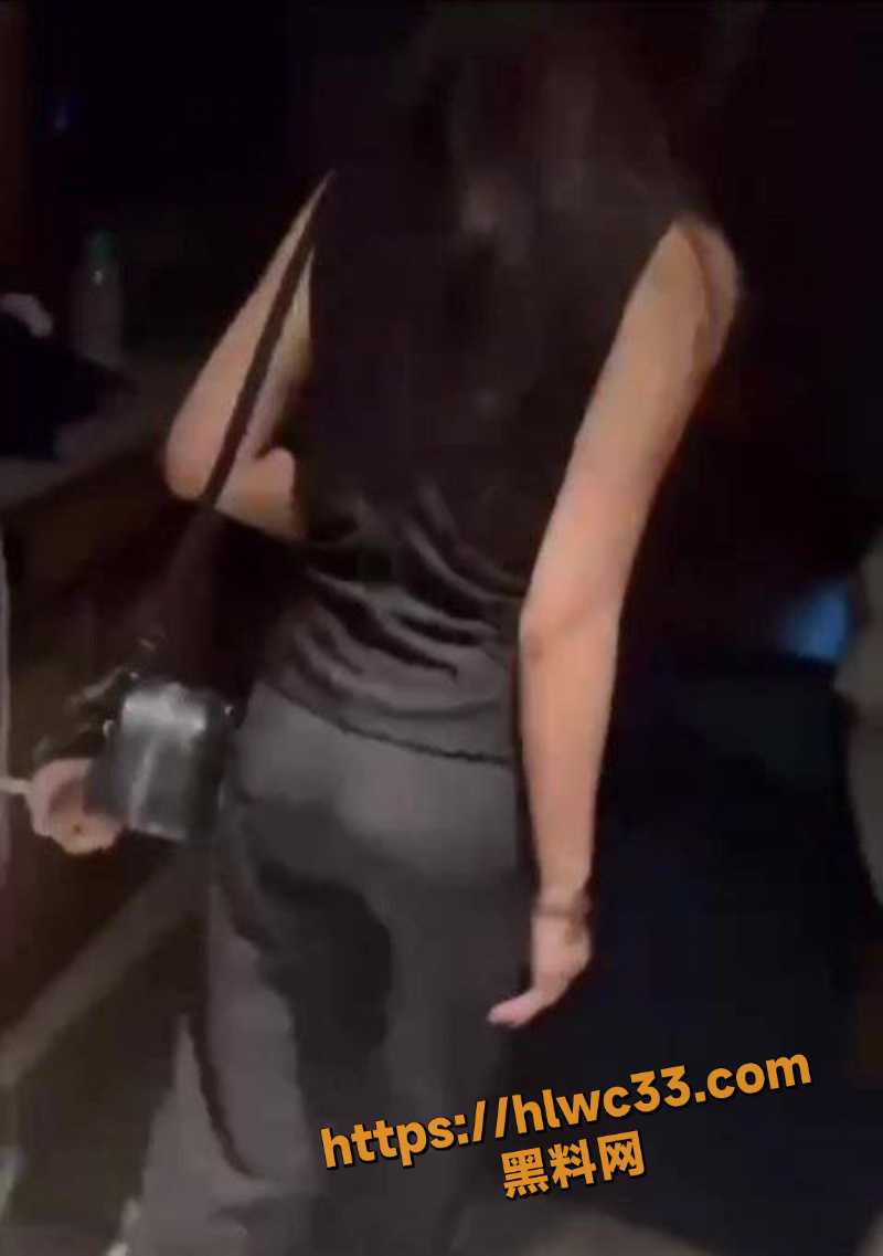 女子酒店抓奸 全程微笑录像 老公小三被堵床上瞬间慌神