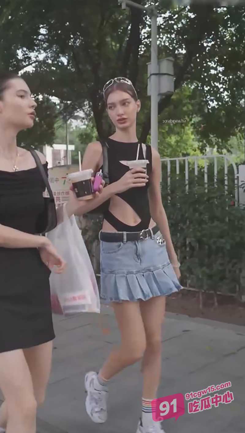 樱之舞年末最新4K抄底～各种丝袜JK短裙少女少妇一网打尽！ 配图2