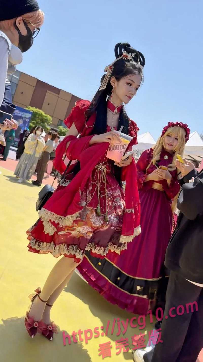 动漫展红裙洛丽塔美女走红 肉色内搭若隐若现太撩人！ 配图3