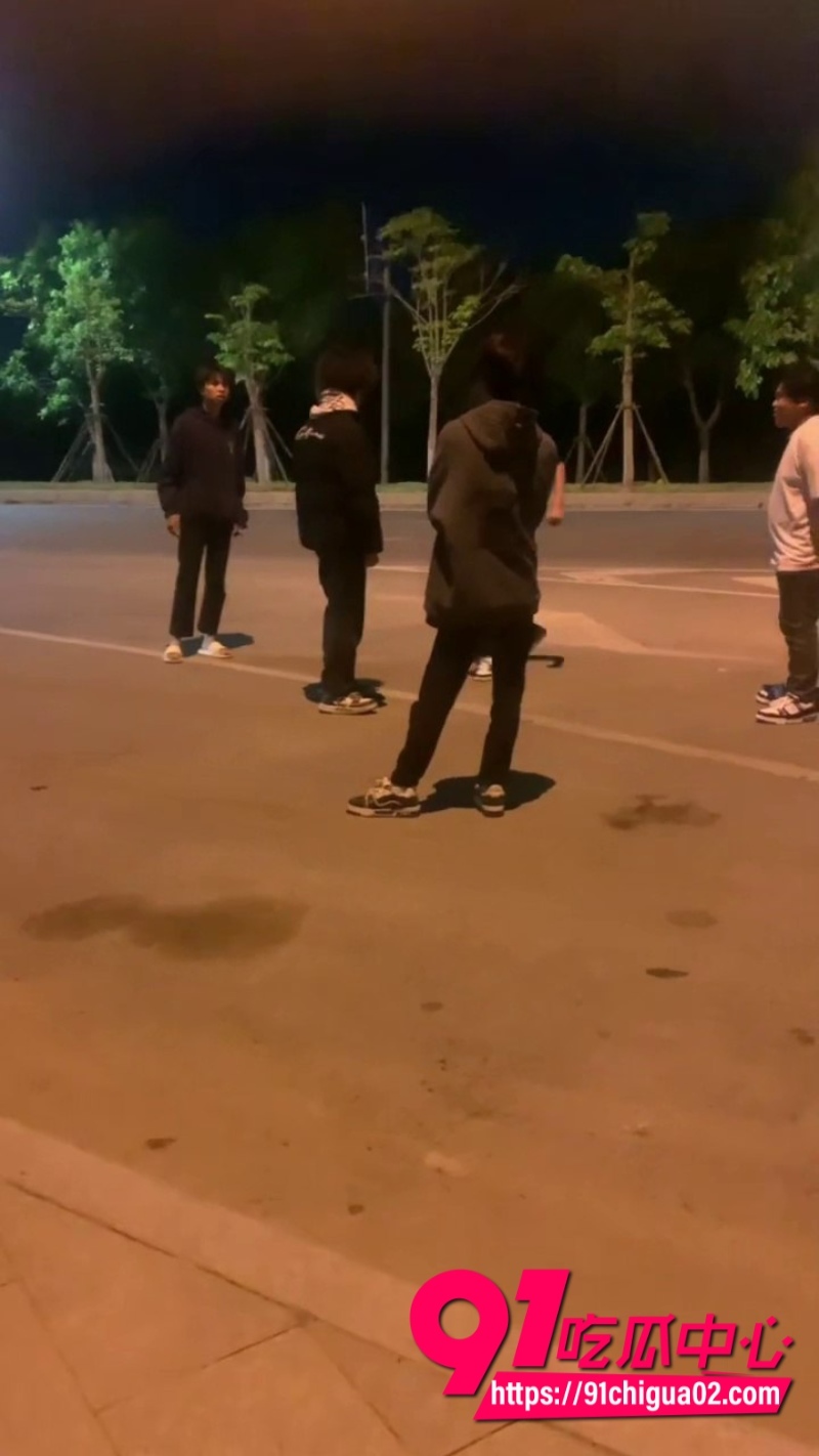 精神小伙霸凌群殴惊险瞬间4