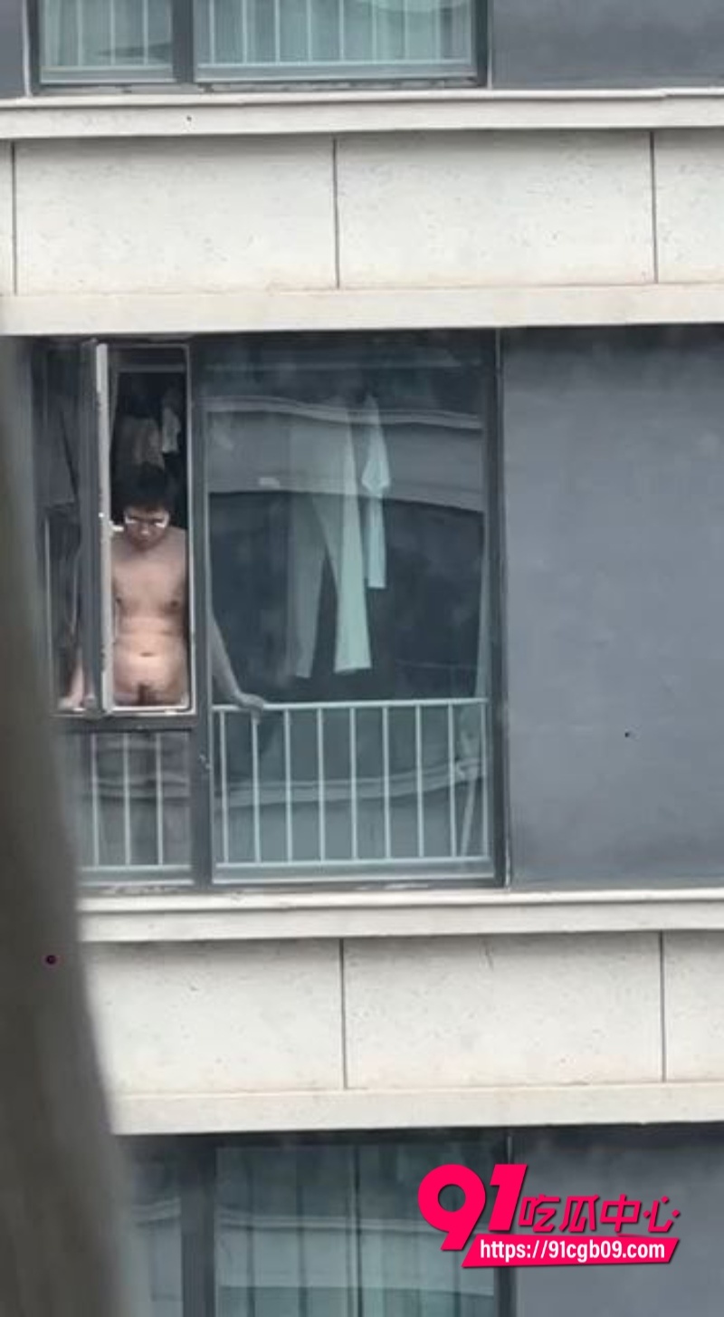 眼睛哥在自家窗户内打飞机3
