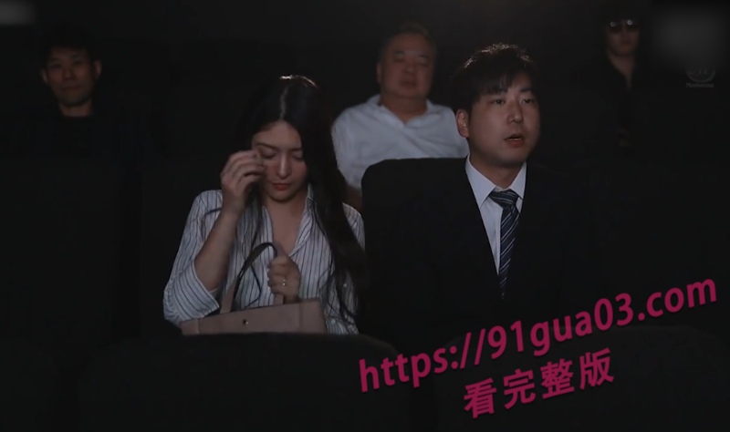 深夜撸片推荐：性感人妻观影时被群男强势玩弄 精液轮灌被玩坏了