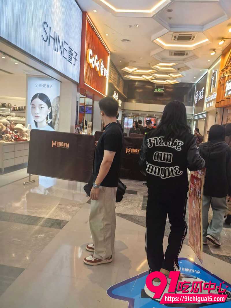 男扮女装潜伏女厕狂捅无辜人 2