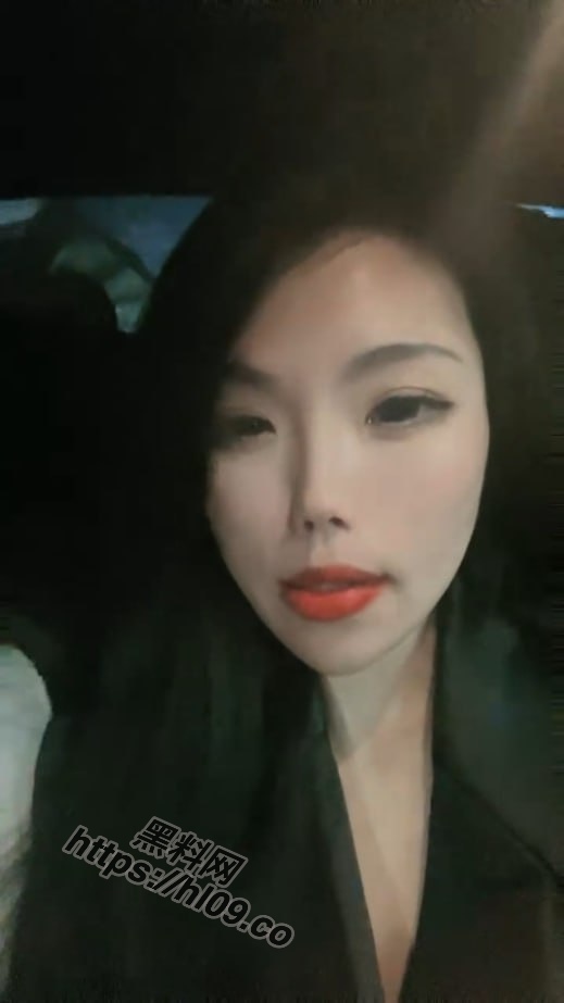 场面极度淫乱KTV多人跪地插嘴后入！张开双腿沙发上操，驾车户外马路上翘屁股吃屌，回酒店4P