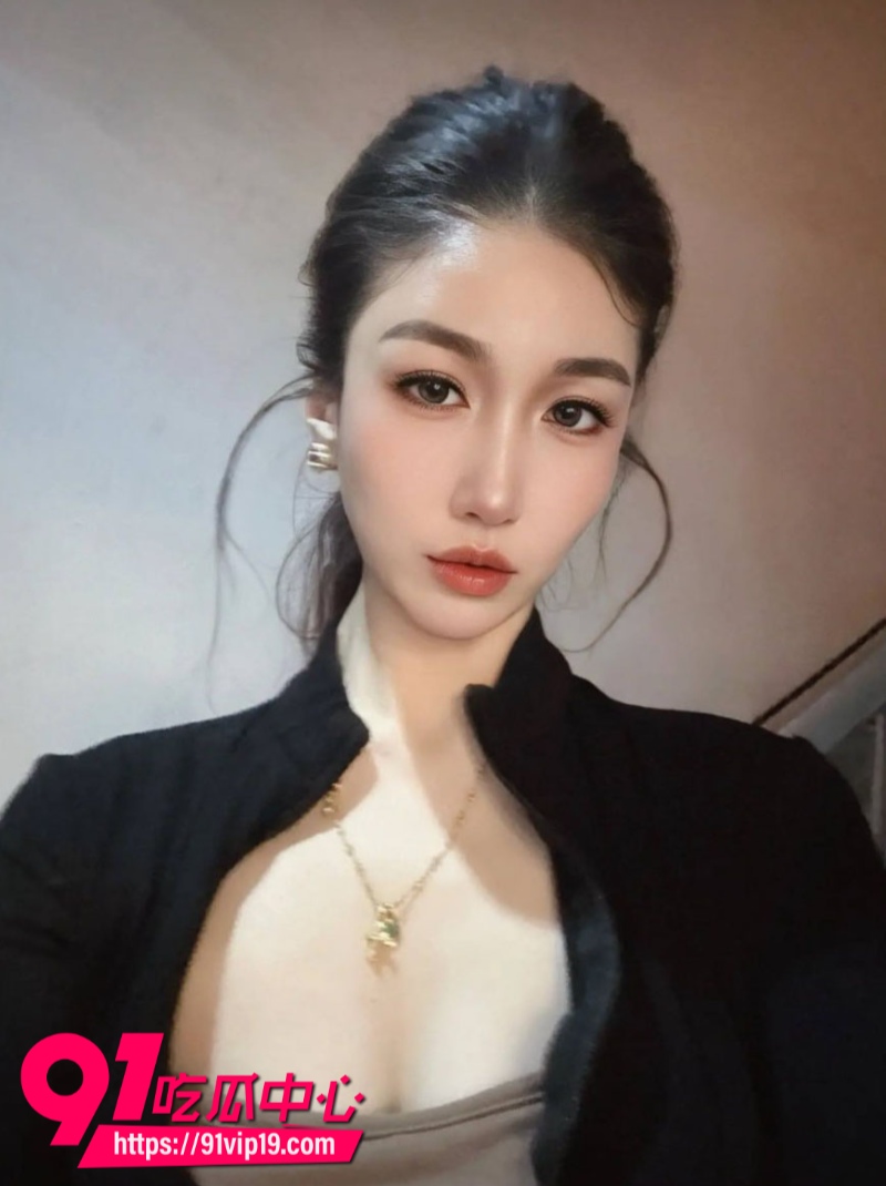 小红书网红健身御姐刘梓桐被土豪5W块拿下伴游白天各种精致打卡拍照晚上像母狗一样跪下口交1