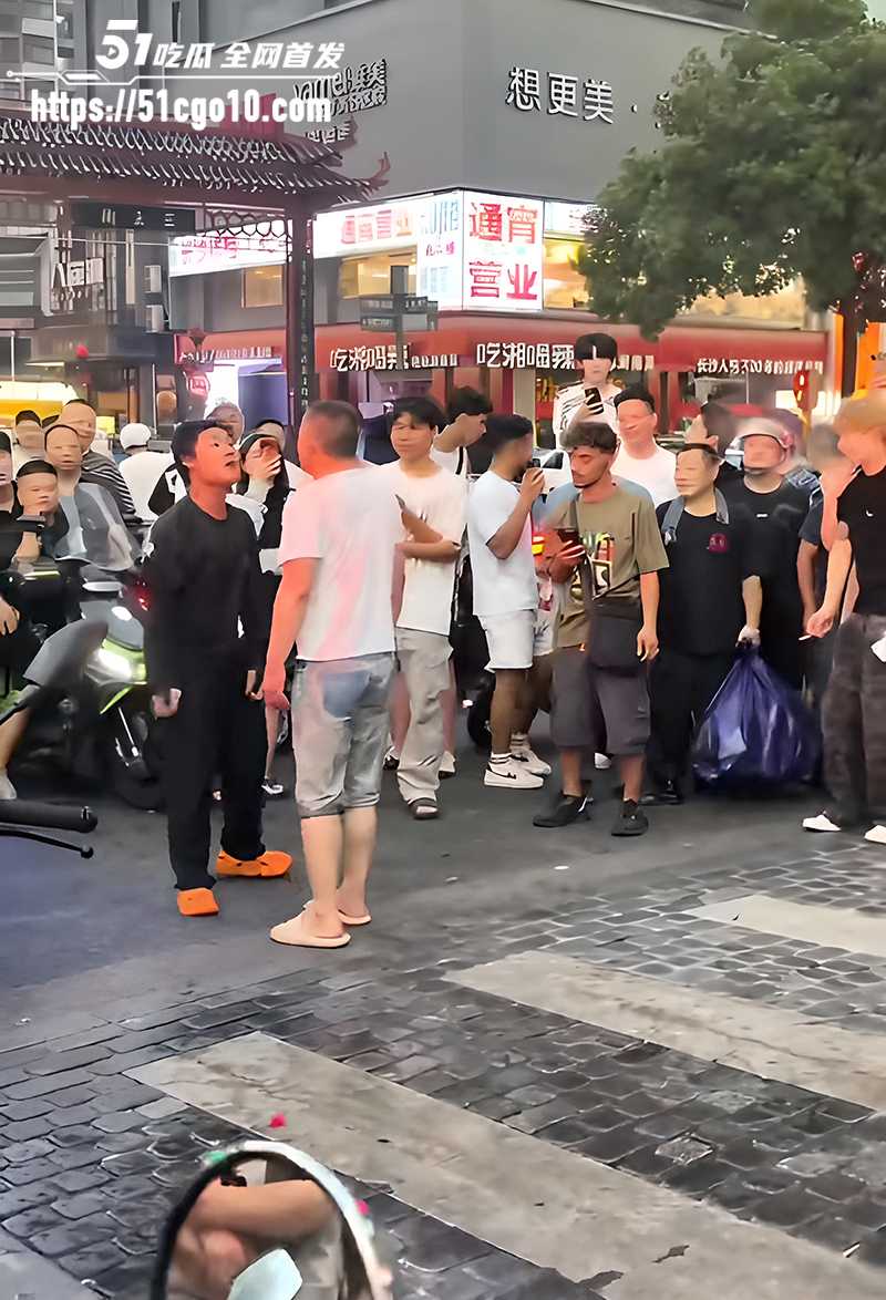 两男子当街吵架吐口水 3 拷贝