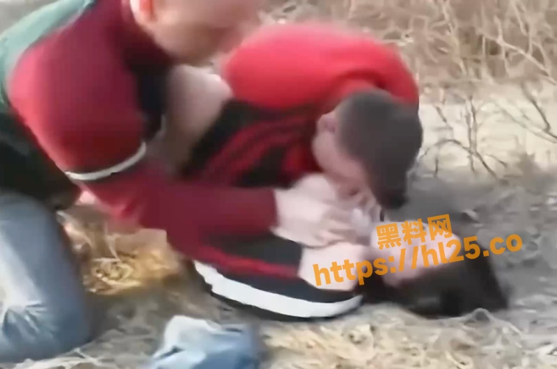 打晕淫骚母狗的老公后轮奸她！丰满的身材被几人疯狂摩擦～